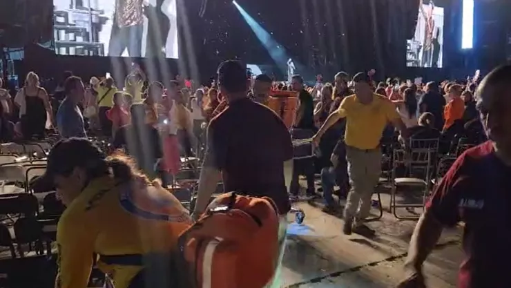 Auxilian a mujer por agotamiento de calor en concierto de Chayanne en Los Mochis..jpg