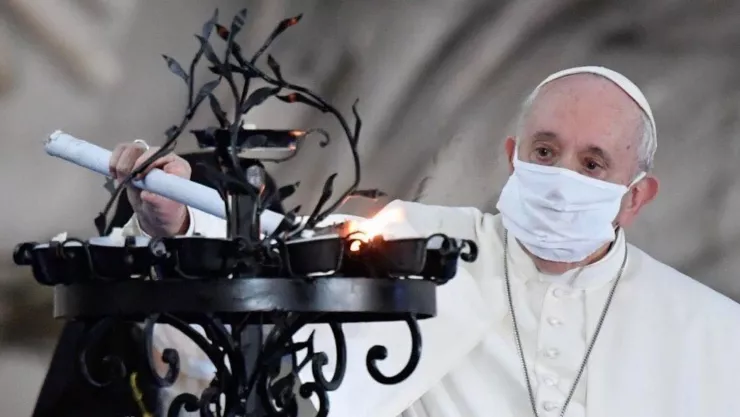 Papa Francisco con cubrebocas