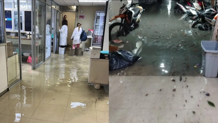Vista dividida que muestra dos escenas de inundación. La imagen de la izquierda muestra el interior de un edificio médico inundado, con personal vistiendo batas de laboratorio parados sobre superficies elevadas para evitar el agua. El suelo está cubierto de agua y algunos objetos flotan en ella. La imagen de la derecha muestra un área de estacionamiento subterráneo inundada con motocicletas y escombros dispersos en el agua.