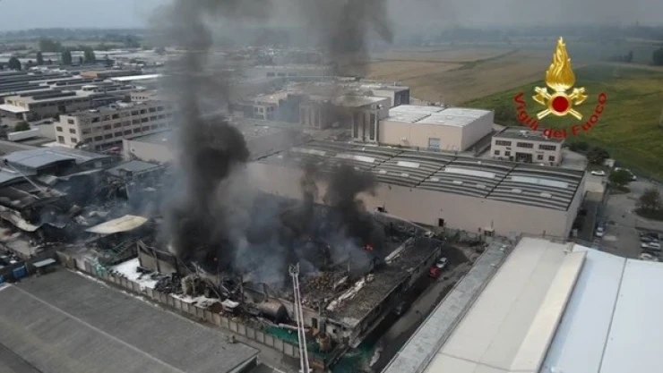 Video incendio planta química Milán
