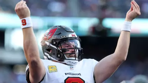 Baker Mayfield celebra después de anotar un touchdown