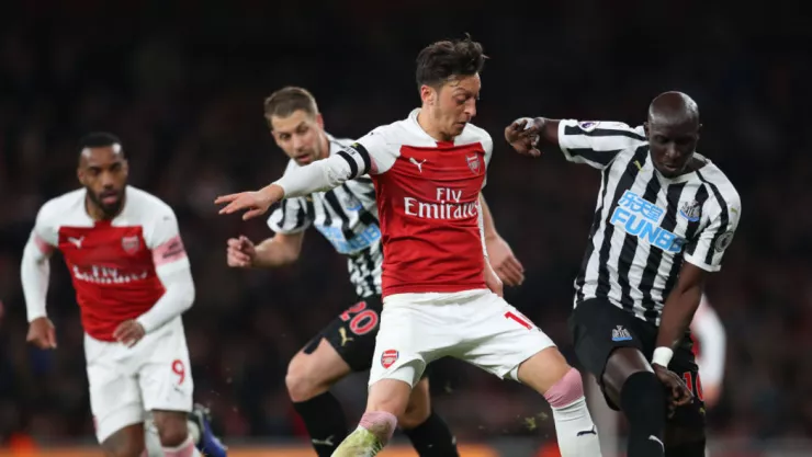Mesut Özil acusa de desleal al Arsenal