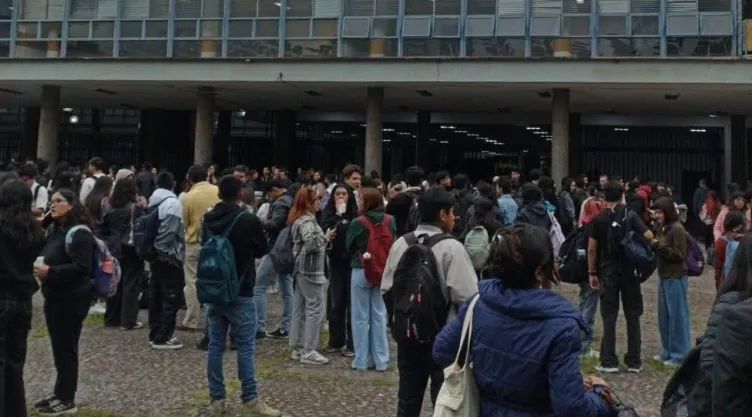 Desalojan Facultad de Economía de la UNAM por amenaza de bomba.