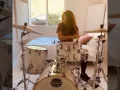 Shakira tocando la bateria.jpg