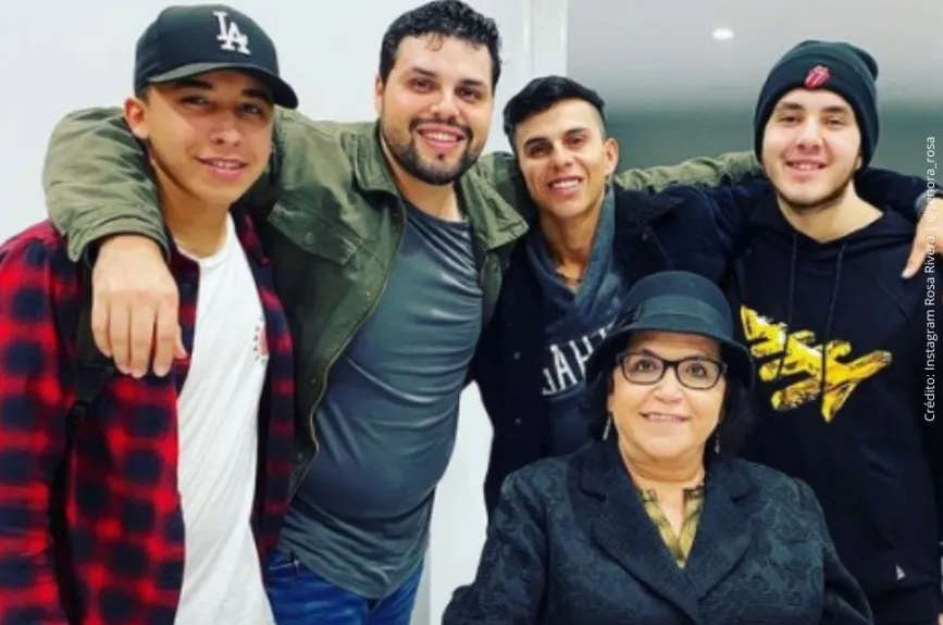 Doña Rosa Rivera entre sus nietos..jpg