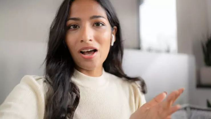 ¿Qué significa que alguien hable solo? La psicología lo explica