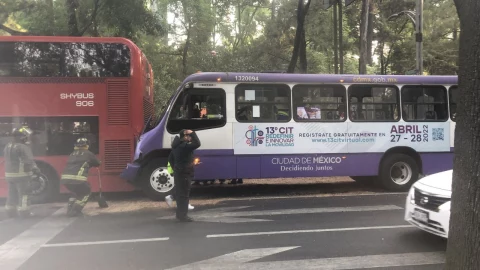 Choque entre camión y Metrobús deja heridos