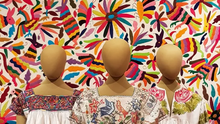 Marca de ropa china plagio blusa yucateca y México reclama.