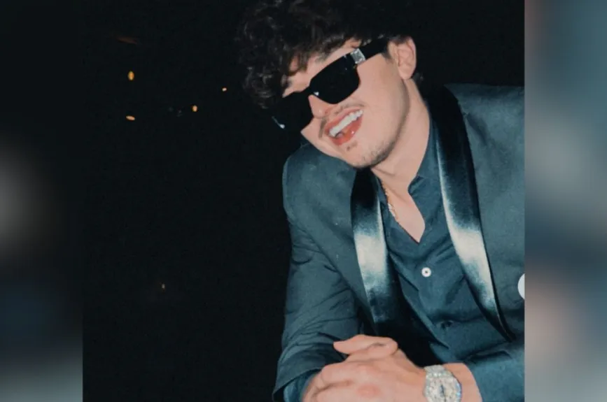 Lo que hace especial a Gabito no es solo su música, sino su autenticidad. Con un estilo relajado, playeras oversize, lentes oscuros y una actitud de “no me olvido de dónde vengo”, ha conquistado tanto a la audiencia joven como a los más puristas del regional.