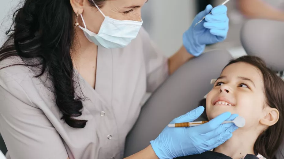 Dueña de clínica es detenida tras fallecimiento de niña durante extracción dental