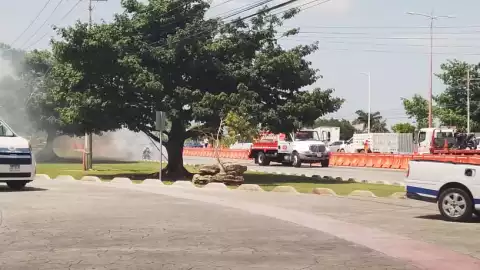 Se incendia vehículo en el Boulevard Colosio de Cancún