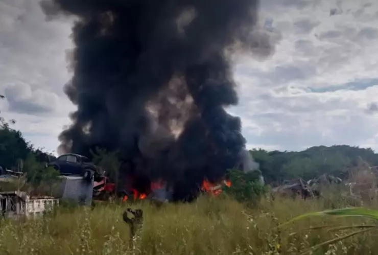 Reportan FUERTE INCENDIO en deposito de Kanasín por culpa del efecto lupa y arrasó con 5 vehículos