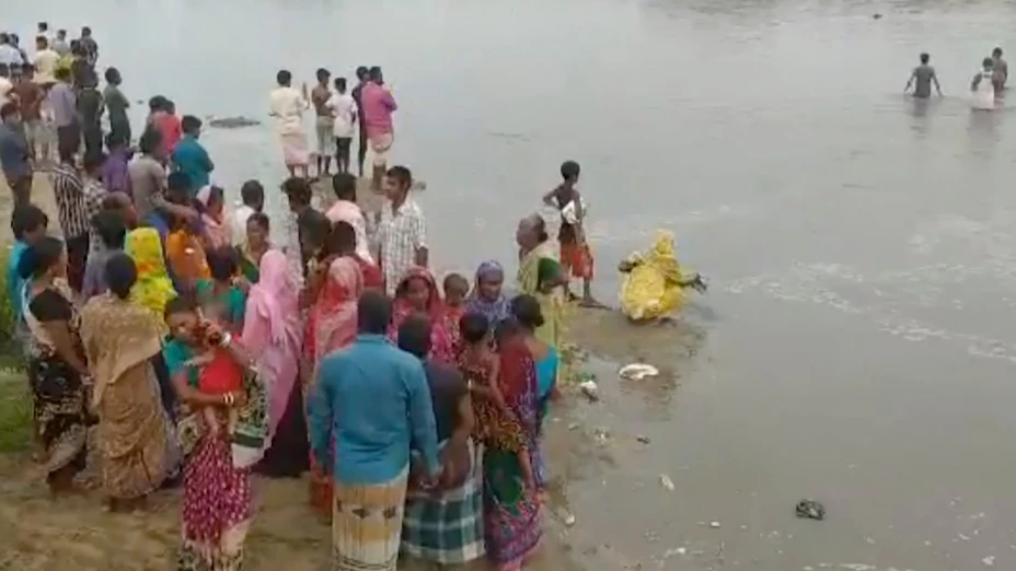 Búsqueda de sobrevivientes luego de un naufragio en Bangladesh.