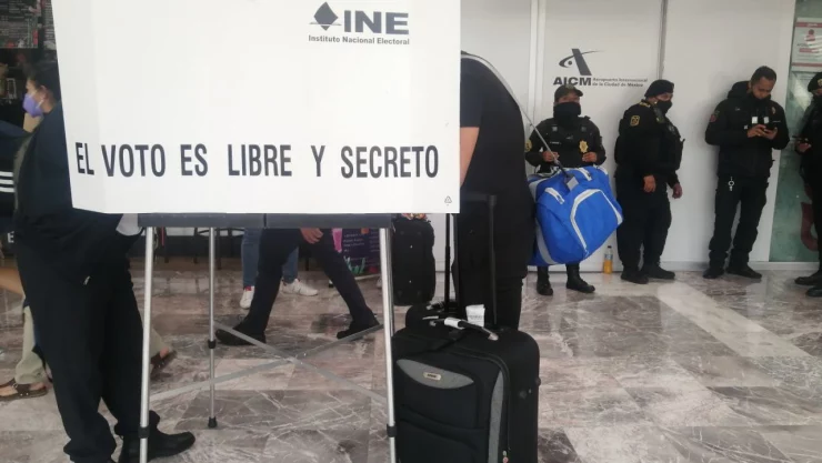 Ciudadanos participan en la Revocación de Mandato con maleta en mano