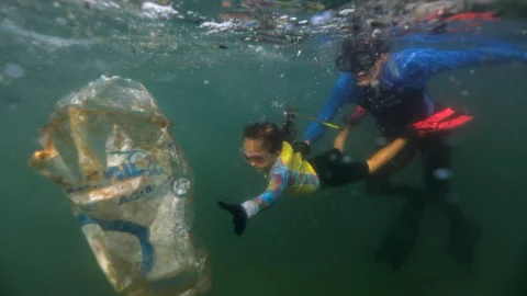 En Rio de Janeiro, una ni&ntilde;a de cuatro a&ntilde;os retira los desechos pl&aacute;sticos desde el oc&eacute;ano