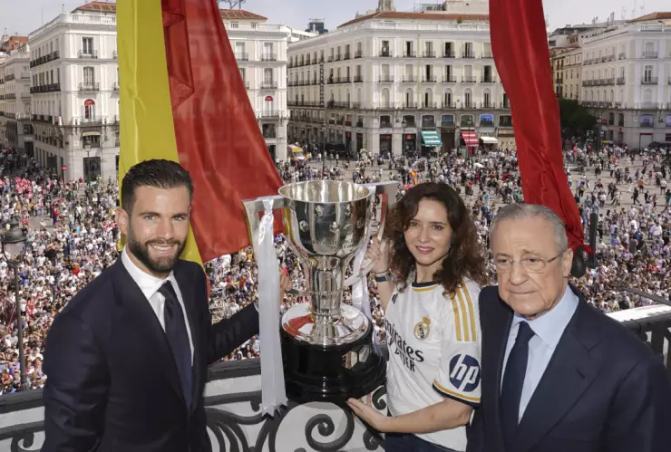Nacho y Florentino Pérez con el trofeo de LaLiga