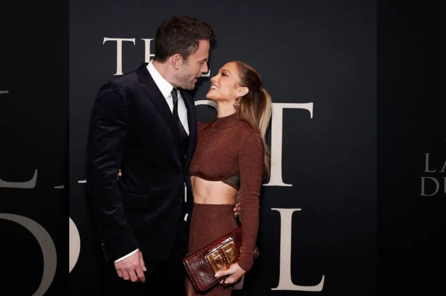 JLO y Ben dándose un beso.jpg