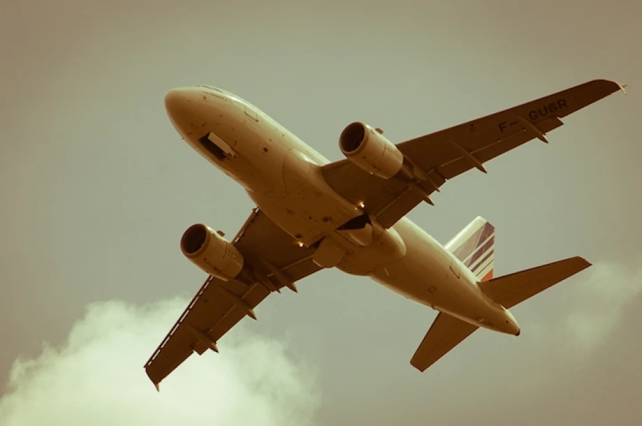 Un muerto viaja varios días en avión