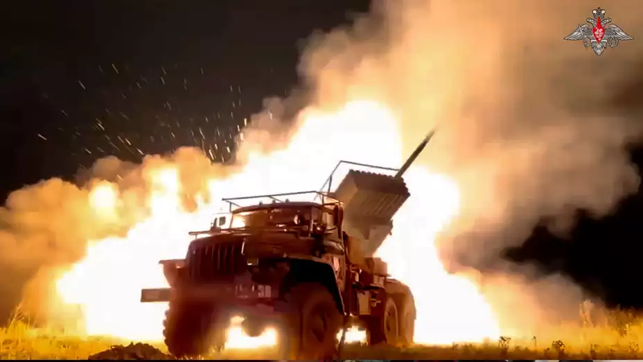 Blindado ruso dispara cohetes contra una posición ucraniana.