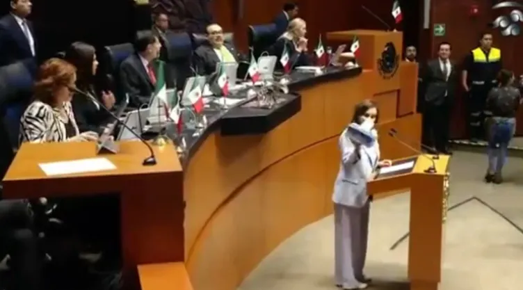 VIDEO El momento exacto en que Lilly Téllez le regala pañuelos a Fernández Noroña