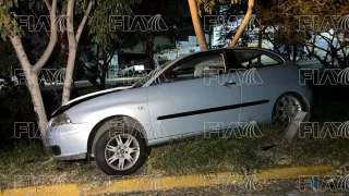 ¡Se estrella contra un árbol en León! Joven protagoniza fuerte accidente vial en este bulevar de León.jpg