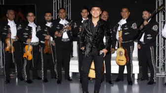 Nodal con mariachi.jpg