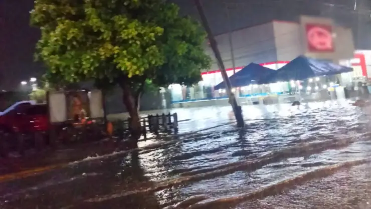 Fuertes lluvia hoy 17 de agosto en León, Guanajuato, deja encharcamientos y afectaciones en estas inundaciones