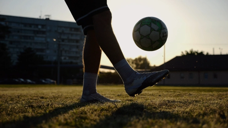 Jugador controla la pelota