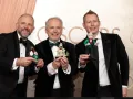 Richard Beek, Nick Park y Merlin Crossingham desfilaron por la alfombra roja, mostrando a los protagonistas de su éxito en el cine ‘Wallace & Gromit’ | Foto: Mike Coppola/Getty Images