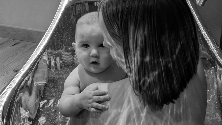 Reportan que bebé de 2 meses MURIÓ en la tina mientras su mamá dormía