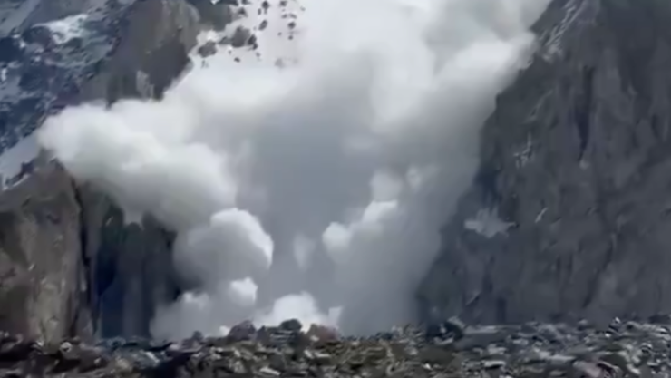 ¡Trag3dia en la montaña! Fallece leyenda del alpinismo tras una dev4stadora avalancha.png