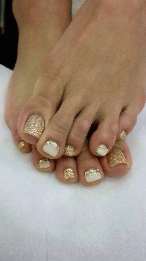9 diseños de uñas blancas con dorado que puedes usar en los pies para lucir en natación