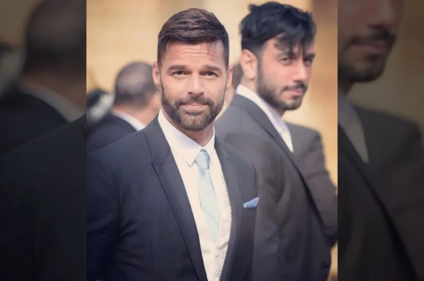 Ricky Martin y su pareja elegantes.jpg
