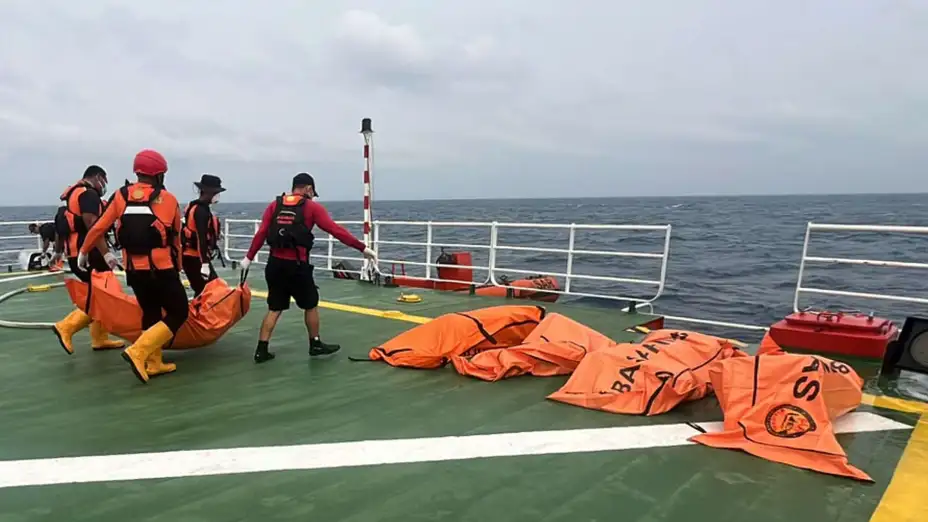 Cuerpos recuperados de un naufragio en Indonesia.