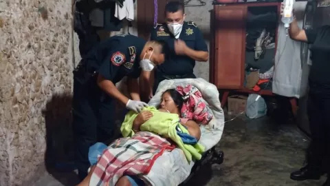 Labor de parte de una mujer es atendida por paramédicos de Tetiz