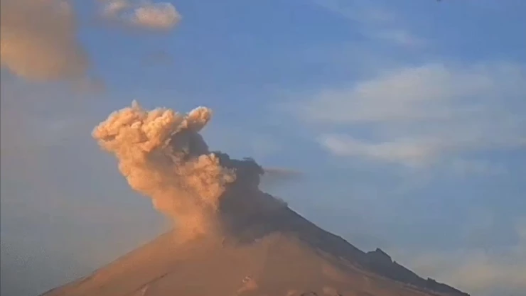 El volcán Popocatépetl hizo erupción al amanecer y emitió una columna de ceniza
