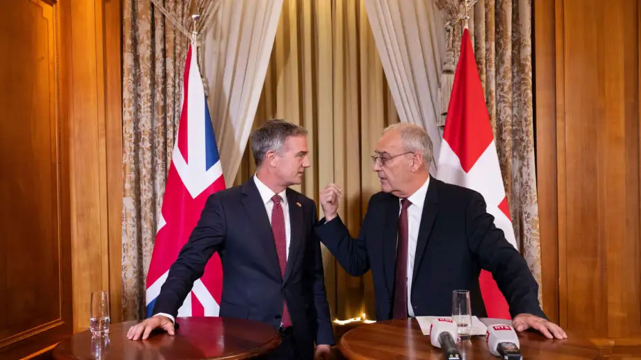 Peter Kyle,, secretario británico de Comercio y el presidente suizo, Guy Parmelin.
