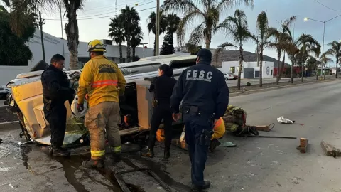 Joven ebrio se vuelca en su camioneta frente a comandancia en Ensenada.