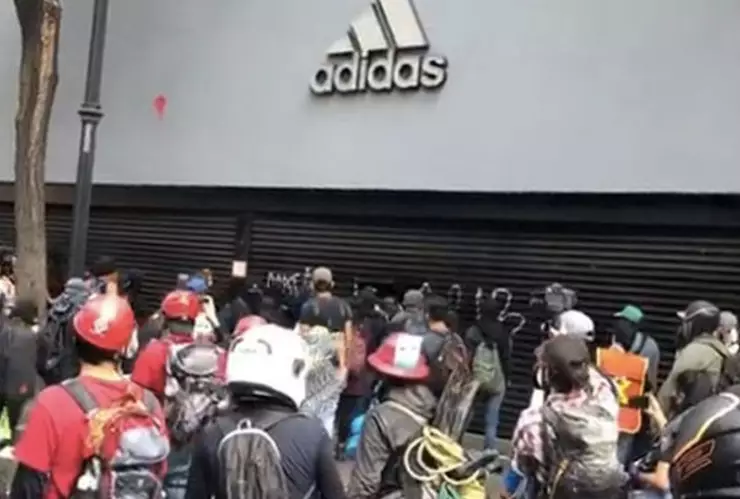 saqueo adidas.jpg