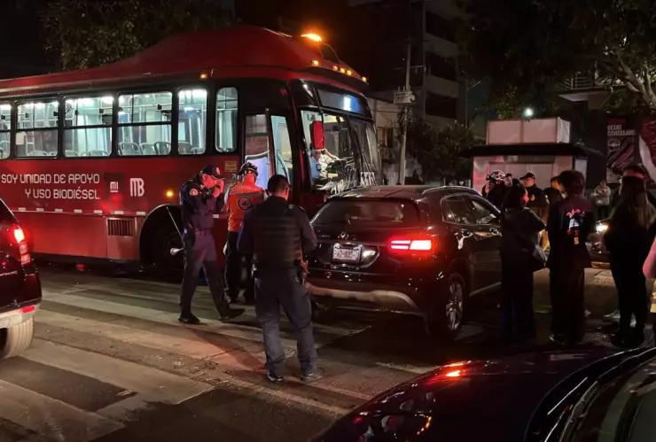 Choque entre Metrobús CDMX y camioneta