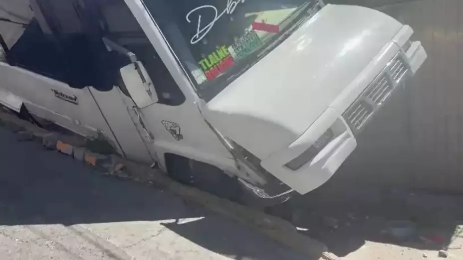 Microbús vuelca en la GAM y deja varios lesionados; quedó atorado en una casa