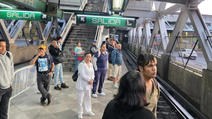 Foto de andén de la Línea 8 del Metro CDMX.