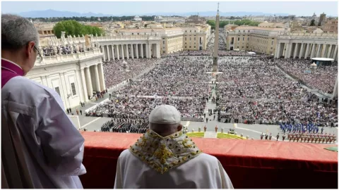 papa francisco en la plaza de san pedro