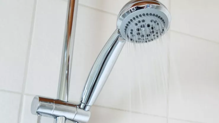 Los beneficios de bañarse con agua tibia antes de dormir