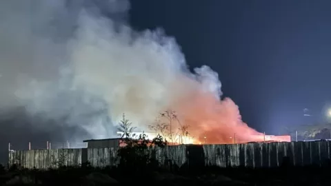 Incendio consume tres vehículos en taller mecánico de Lomas del Colli