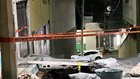 CDMX: Surge socavón de 4 metros en Iztapalapa; vecinos de Lomas de Zaragoza piden ayuda