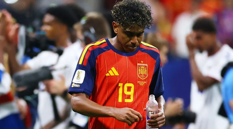 Lamine Yamal luce frustrado tras el partido entre España y Cabo Verde.