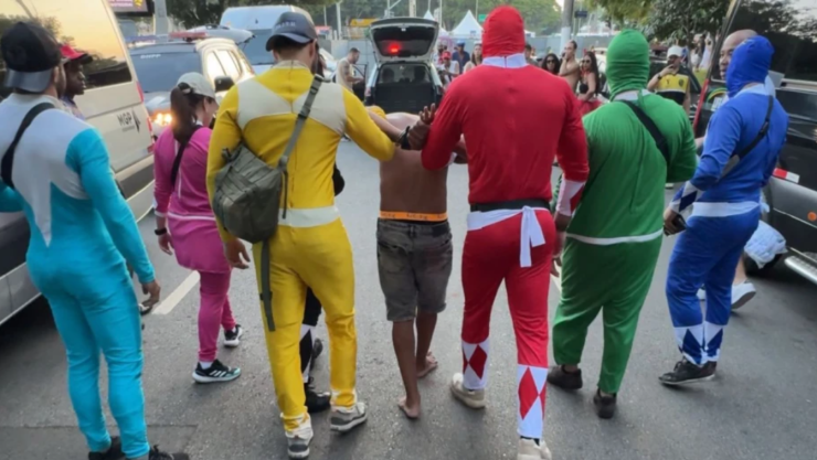 Policías se disfrazan de Power Rangers para detener a ladrones en carnaval de Brasil