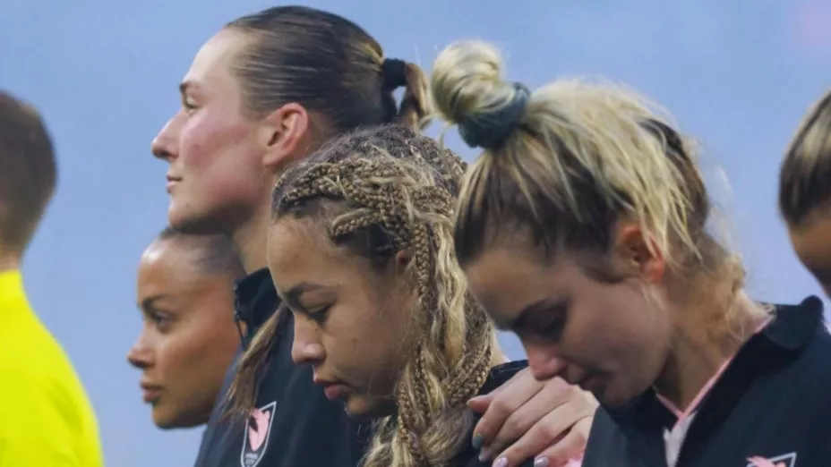 Futbolista Savy King colapsa durante partido Angel City vs Utah Royals.jpg