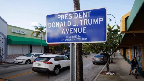 La placa que anuncia la avenida Donald Trump en Miami-Dade